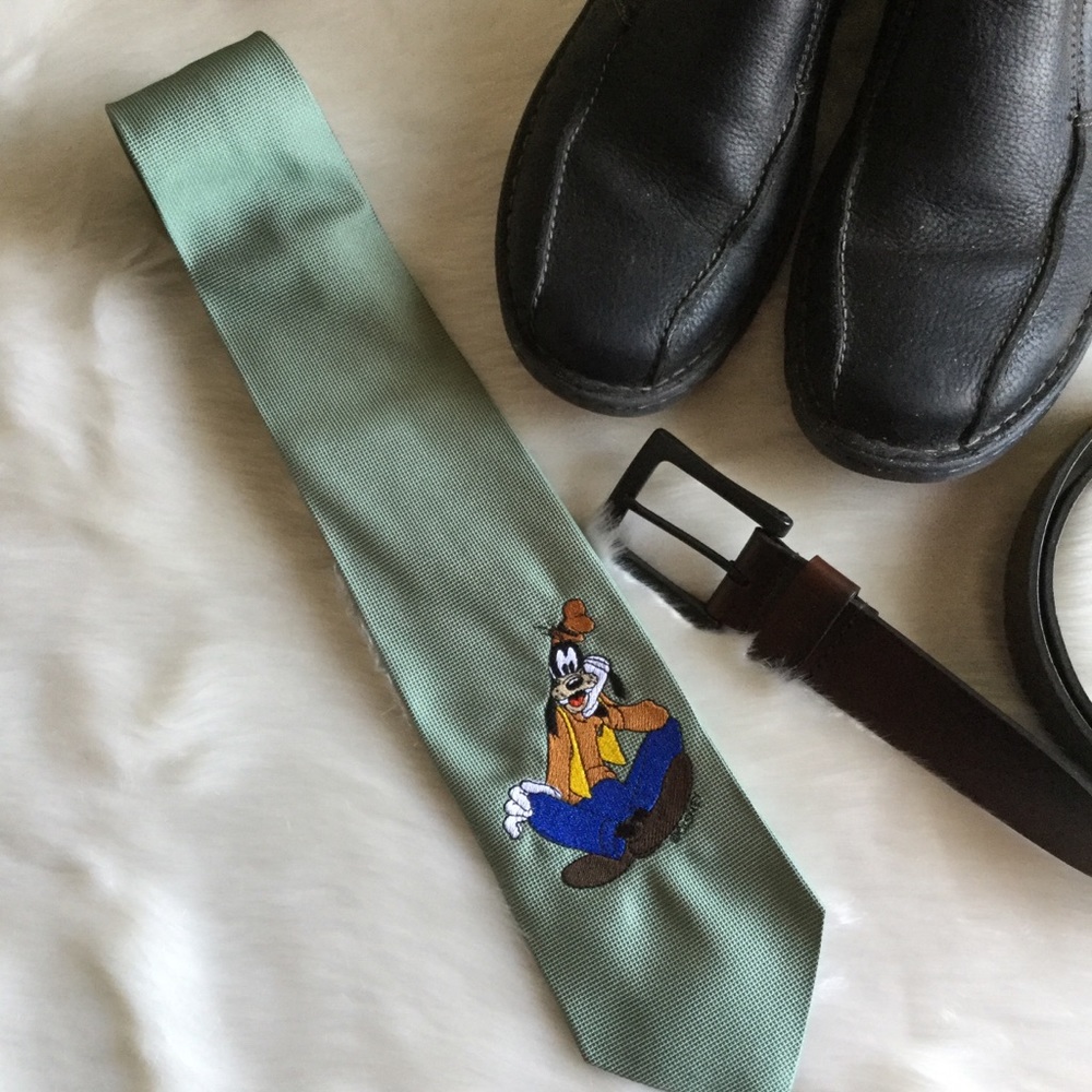 Roundtree & Yorke Goofy Embroidered Green Silk Tie - Picture 6 of 6